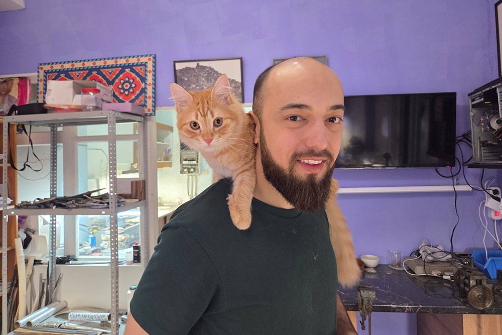 Во время работы кот ложится рядом с ювелиром или залезает ему на шею и внимательно наблюдает за процессом.