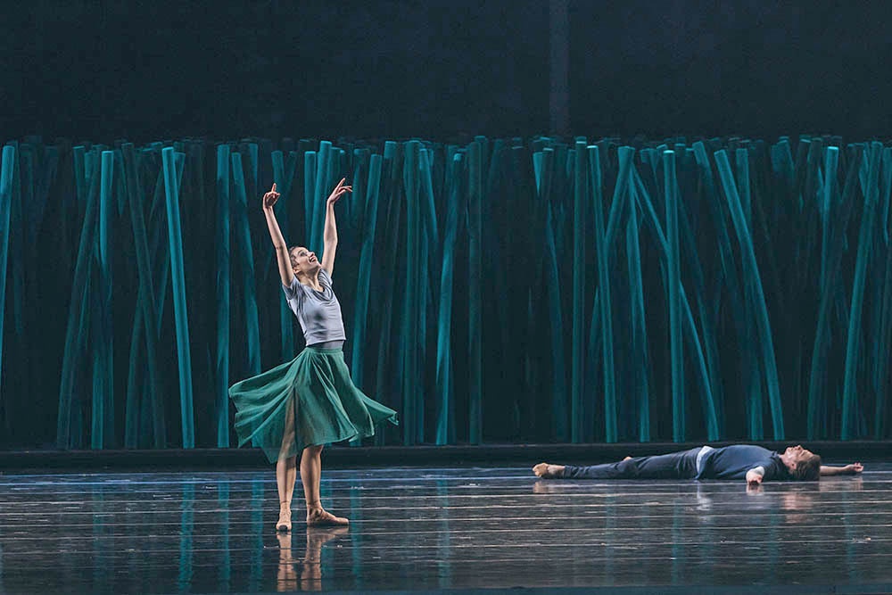 Хореография "Хороводов" инкрустирована элементами русского танца. 