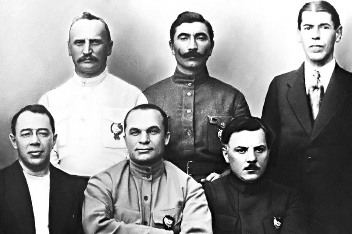 Командование Юго-Западного фронта и 1-й Конной армии в Полевом штабе Реввоенсовета Республики. Сидят С.И. Гусев, А.И. Егоров, К.Е. Ворошилов. Стоят Н.Н. Петин, С.М. Буденный, Б.М. Шапошников. 1920 г.