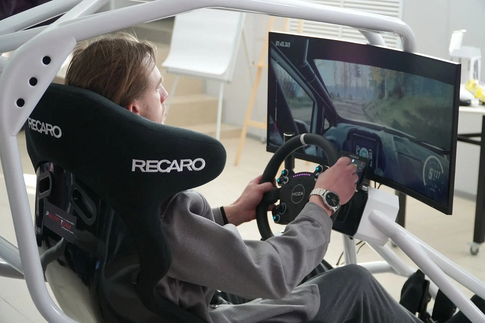 Тренажер призван помочь в реабилитации пациентов при помощи погружения в виртуальную гонку, требующую максимальной концентрации.