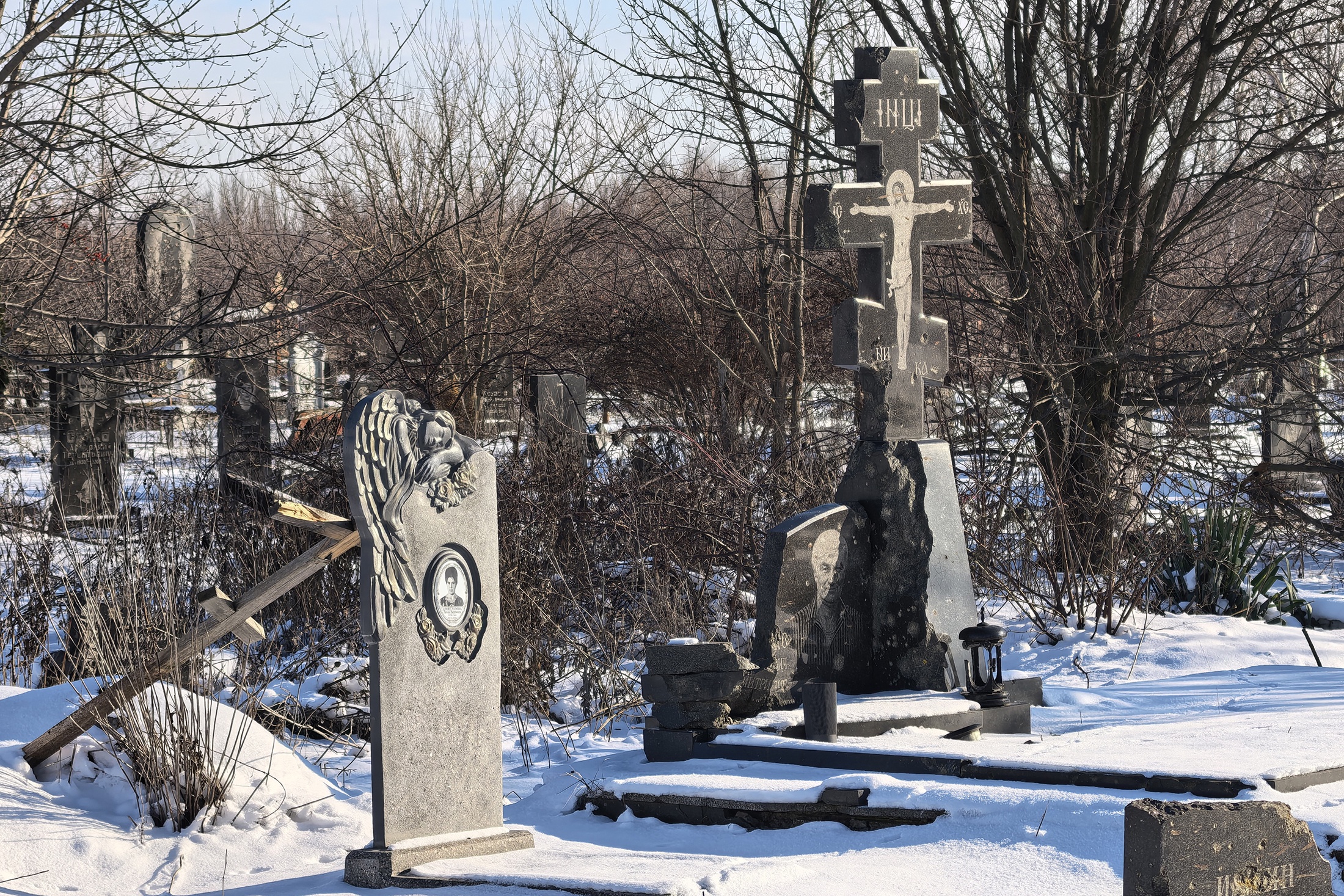 На многих кладбищах в ДНР трудно отыскать уцелевшие могилы. ВСУ продолжают воевать и с мертвыми.