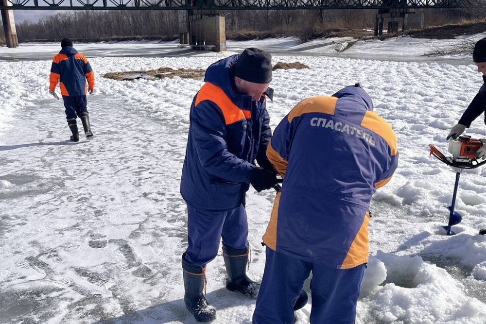 Спасатели Приморья каждую весну занимаются ослаблением льда на реках - бурят лунки, чтобы не допустить нагромождения льдин и повреждения мостов.
