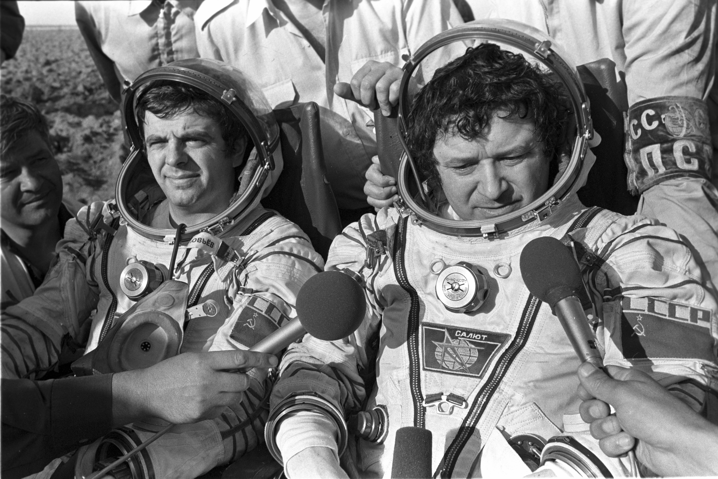 Экипаж советского космического корабля "Союз Т-15" в составе летчиков-космонавтов СССР (справа налево): командира Леонида Кизима (третий полёт) и бортинженера Владимира Соловьёва (второй полёт) во время приземления в Костанайской области Казахстана после успешного завершения орбитального полета. Это была первая экспедиция на орбитальную станцию "Мир" и последняя на станцию "Салют-7". Экипаж советского космического корабля "Союз Т-15" в составе летчиков-космонавтов СССР (справа налево): командира Леонида Кизима (третий полёт) и бортинженера Владимира Соловьёва (второй полёт) во время приземления в Костанайской области Казахстана после успешного завершения орбитального полета. Это была первая экспедиция на орбитальную станцию "Мир" и последняя на станцию "Салют-7".