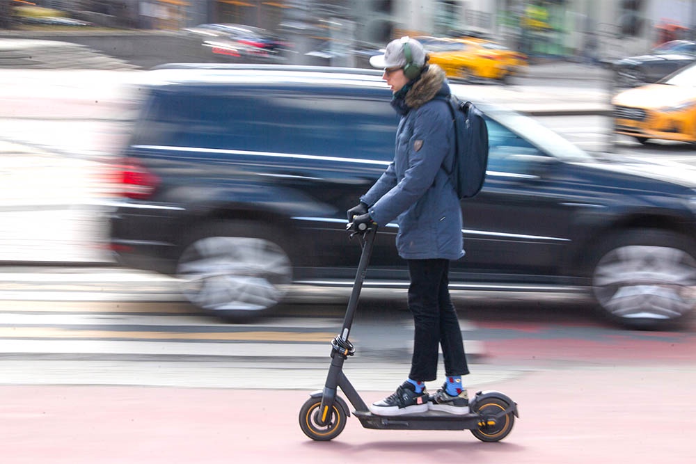 Скоро на всех дорогах страны водителям и пешеходам придется снова быть особо внимательными.