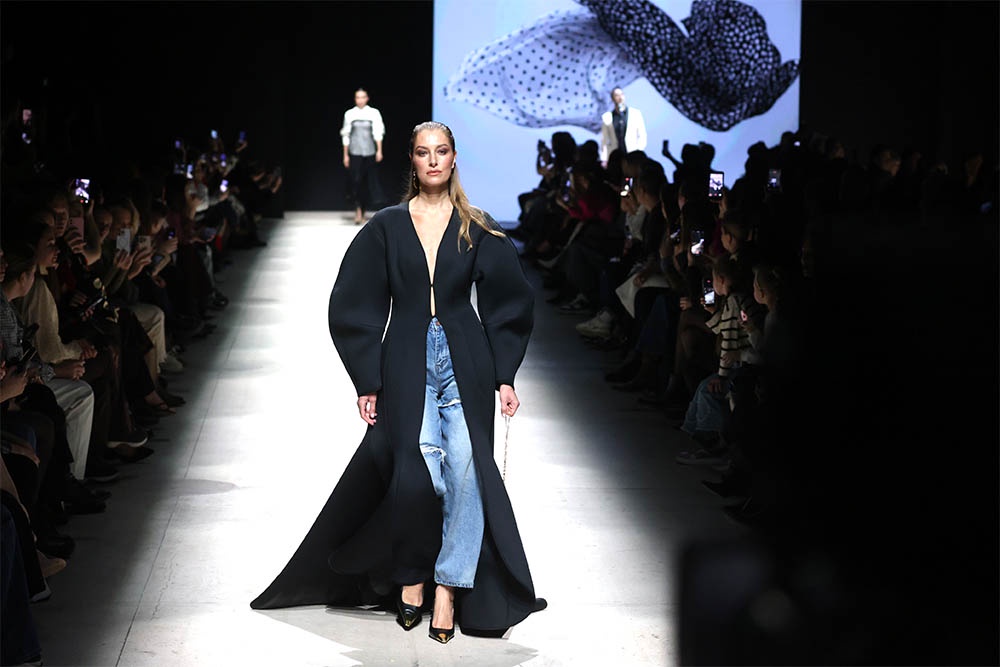 Бренд TOOMATCH из Екатеринбурга показал одежду, которая легко адаптируется для повседневной жизни. В модном дефиле участвовали только две профессиональные модели, остальные - обычные женщины. Бренд TOOMATCH из Екатеринбурга показал одежду, которая легко адаптируется для повседневной жизни. В модном дефиле участвовали только две профессиональные модели, остальные - обычные женщины.