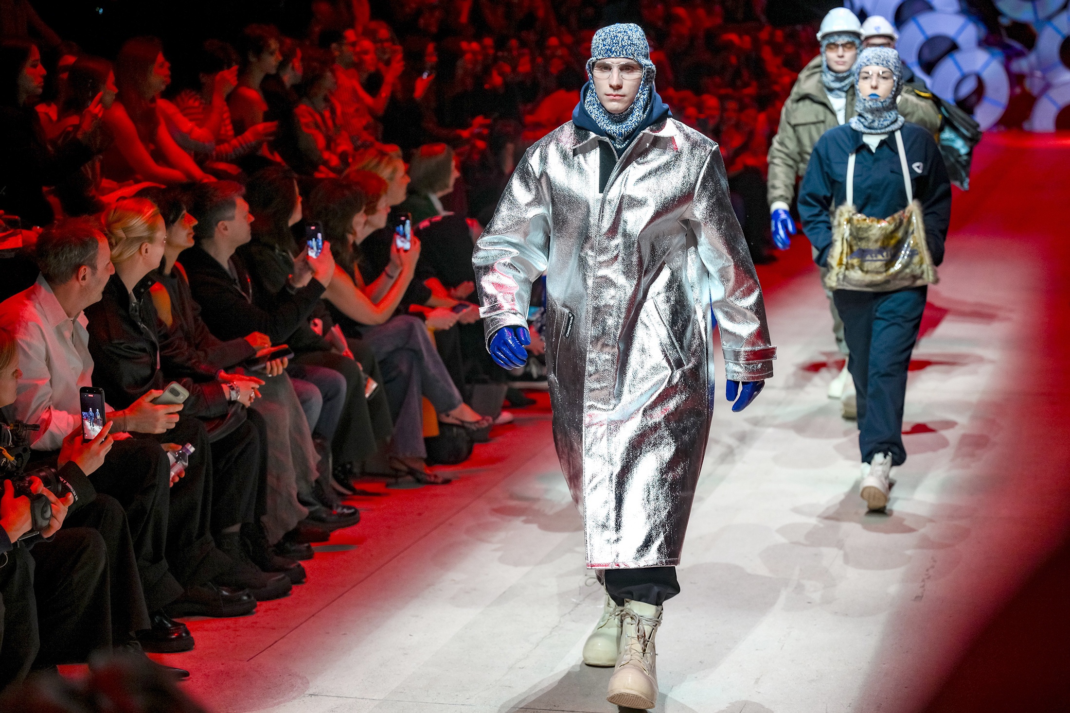 Запомнится эта Неделя моды, конечно же, первым в мире показом рабочей униформы. Его моделями стали люди, которые работают в магазинах, на заводах и других предприятиях.