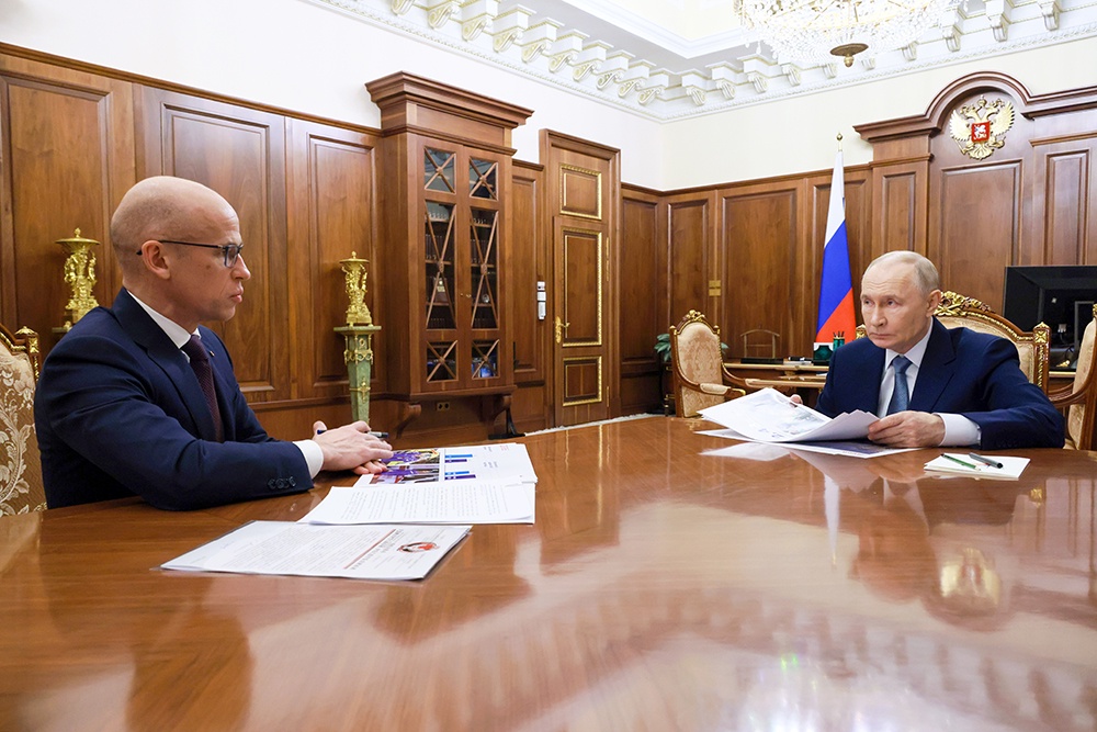 Александр Бречалов рассказал президенту о том, как выполняется план по переселению граждан из ветхого и аварийного жилья.