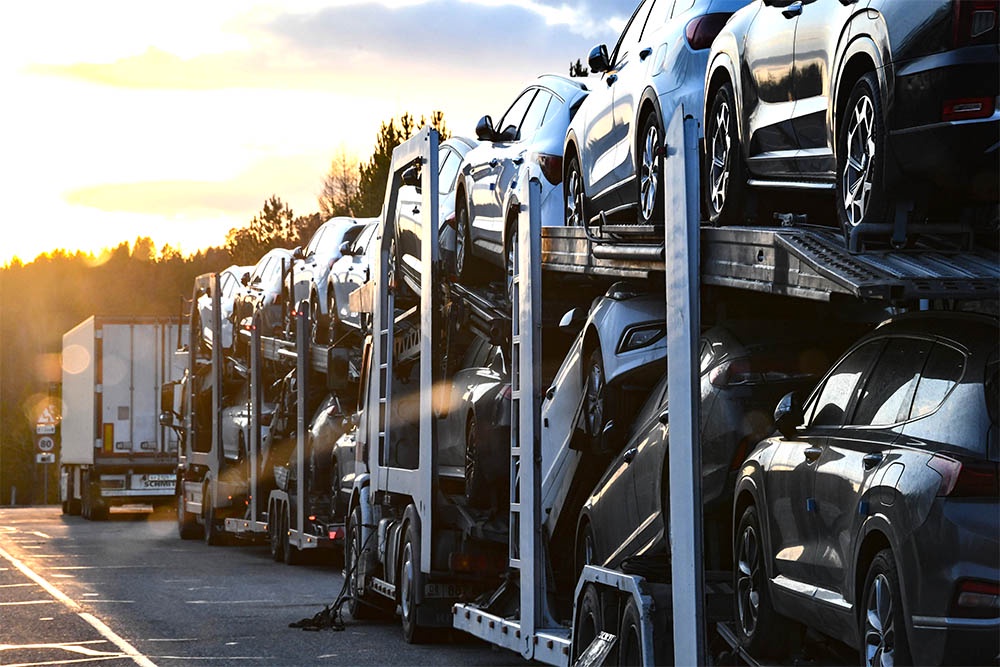 Машины ушедших из России зарубежных марок продаются через механизм параллельного импорта. Их ввозят из Китая, ОАЭ, стран Евразийского экономического союза и некоторых других. В числе наиболее популярных у россиян марок - Mazda, Toyota, Skoda и Kia. Также есть спрос на некоторые модели BMW, Volkswagen и Nissan.