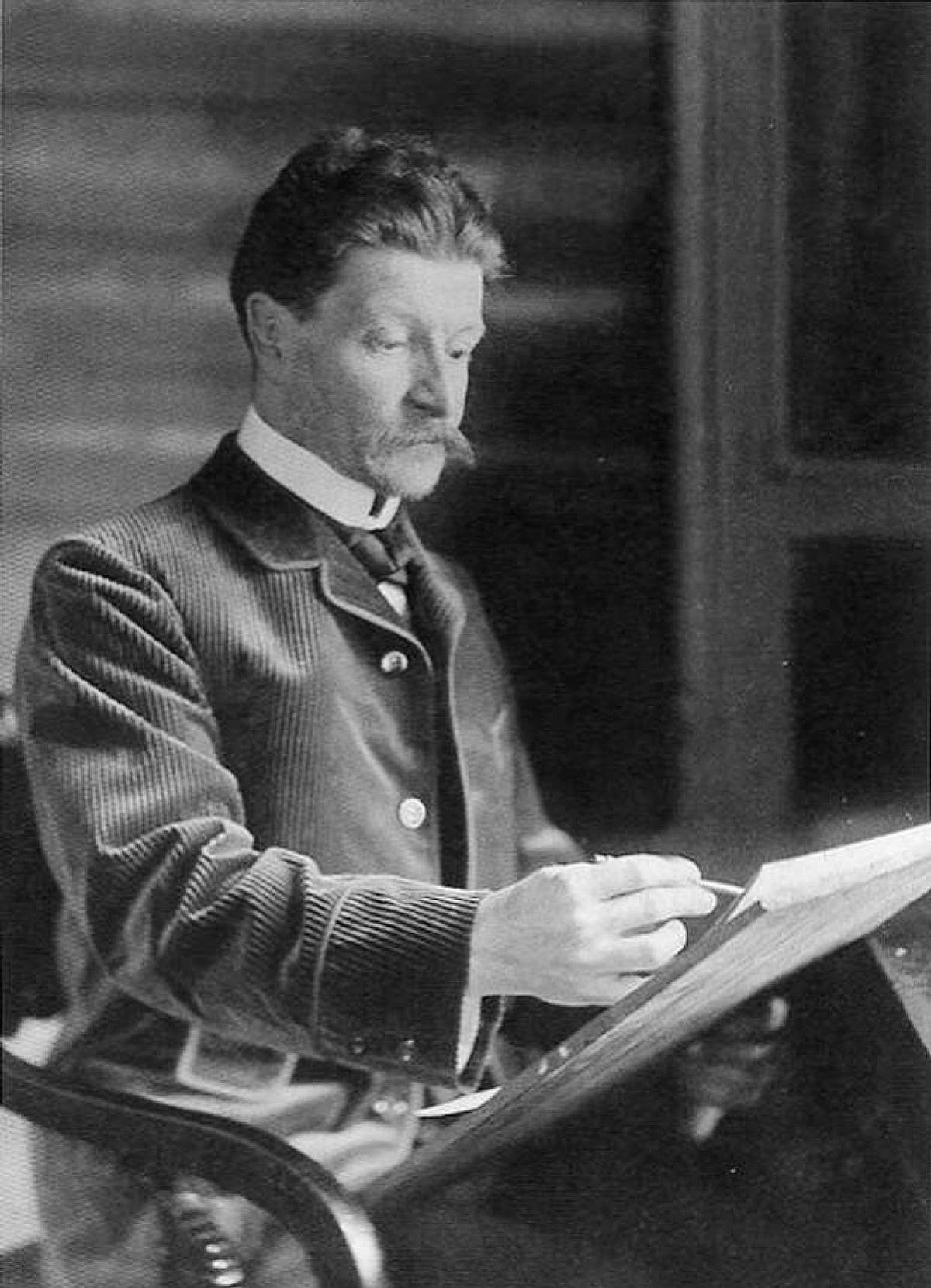Михаил Александрович Врубель за работой. 1898