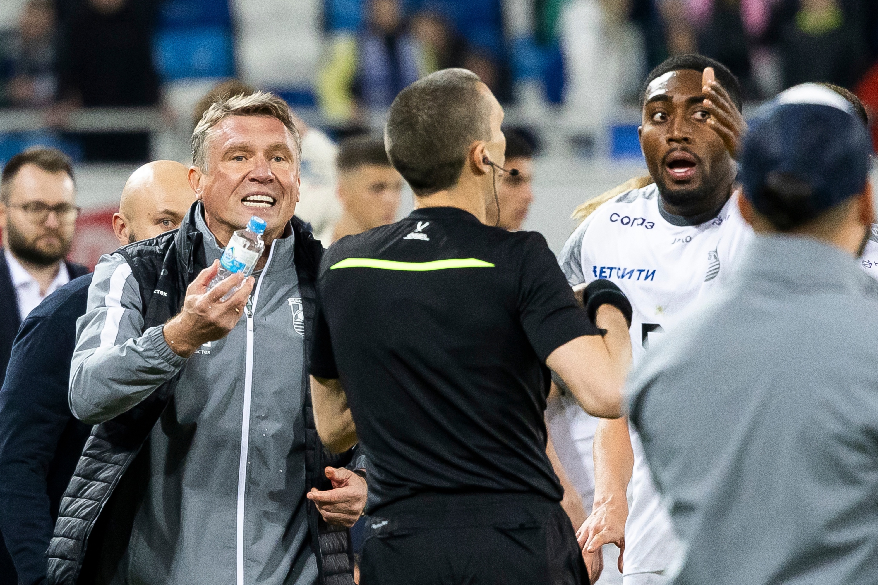 Главный тренер ФК "Балтика" Андрей Талалаев и Кевин Андраде (Балтика) в матче 21-го тура российской Премьер-лиги (РПЛ) в Калининграде. Главный тренер ФК "Балтика" Андрей Талалаев и Кевин Андраде (Балтика) в матче 21-го тура российской Премьер-лиги (РПЛ) в Калининграде.