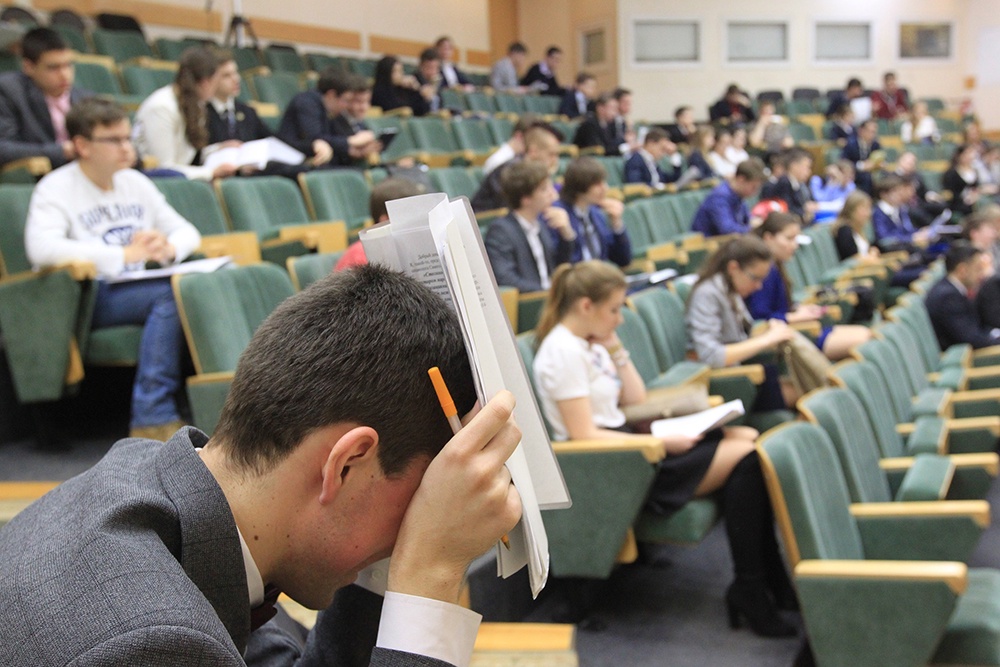 Чтобы стать участником совместной олимпиады МГИМО и "РГ", нужно было написать эссе на выбранную тему. Причем каждая из тем - настоящая заявка на диссертацию.