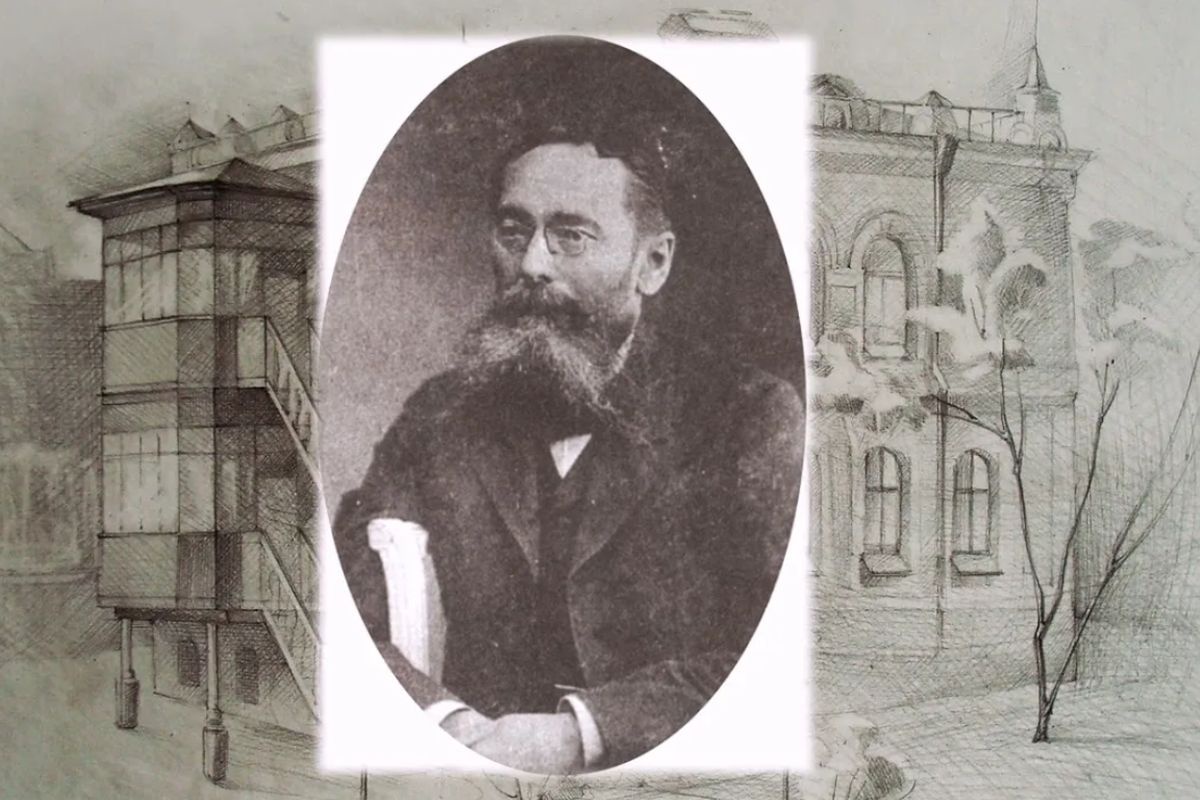 Александр Васильевич Плюснин на фоне рисунка его дома в Хабаровске. Александр Васильевич Плюснин на фоне рисунка его дома в Хабаровске.