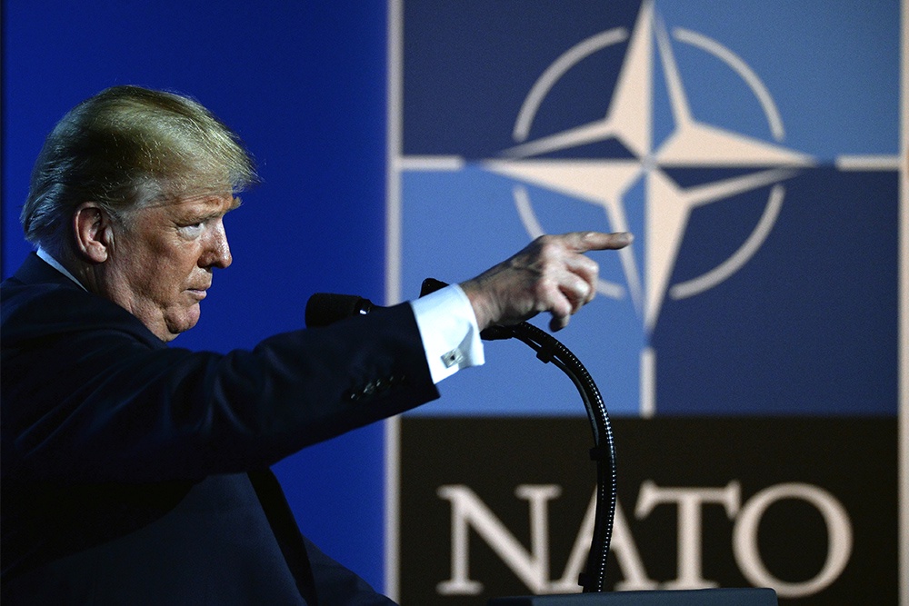 Если США выйдут из НАТО, на его развалинах европейцы создадут свой агрессивный блок, но это будет уже совсем другая организация. Если США выйдут из НАТО, на его развалинах европейцы создадут свой агрессивный блок, но это будет уже совсем другая организация.