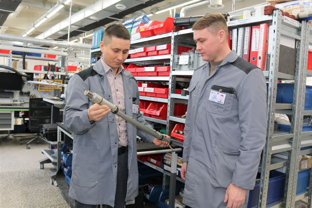 Начальник сборочного цеха Сергей Селезнев и главный инженер Альберт Хамзин