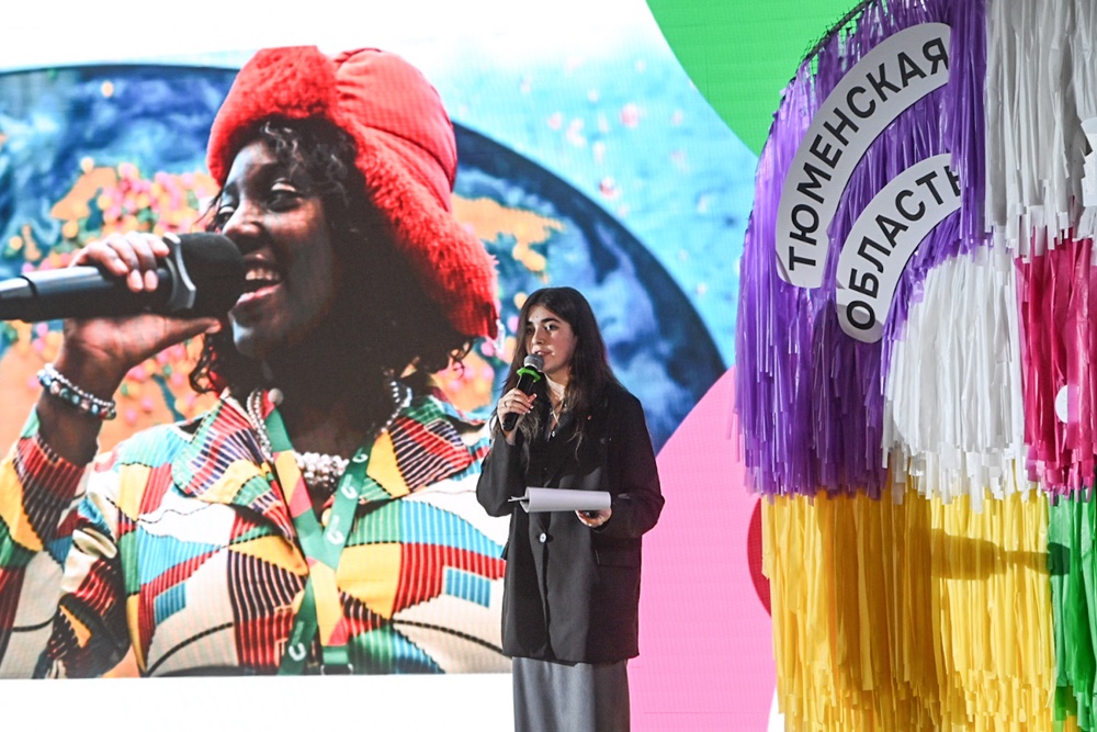 Гюнель Бахышова на открытии МКД Тюменской области. На конкурсе, где выбирали лидера клуба, она покорила жюри открытостью и активной жизненной позицией.