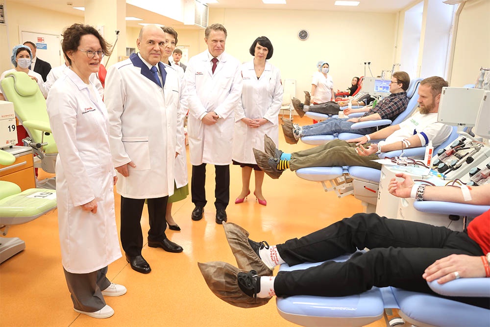 Михаил Мишустин побывал и в донорском зале НМИЦ гематологии.