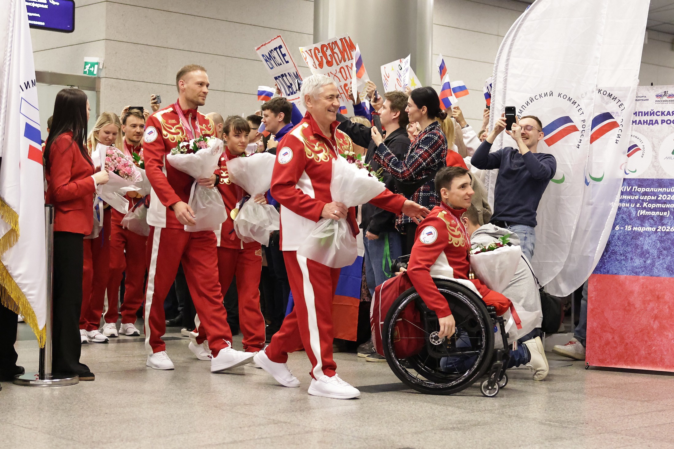 Паралимпийскую сборную России
в аэропорту встречало очень много
людей, несмотря на глубокую ночь.