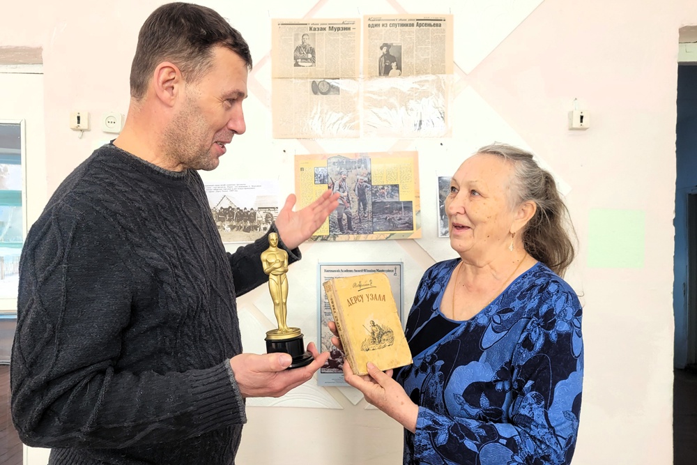 Валерий Мурзин передал музею старообрядческой культуры копию "Оскара" и раритетную книгу Владимира Арсеньева "Дерсу Узала".
