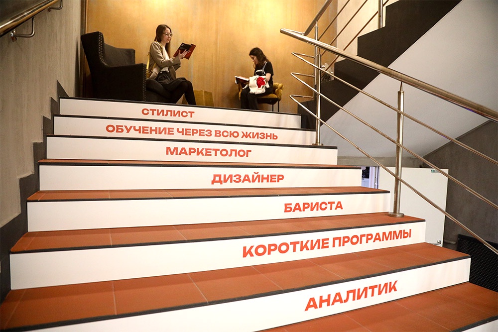 Оплачиваемых стажировок сейчас не так много, но образовательные практики работодатели предлагают.