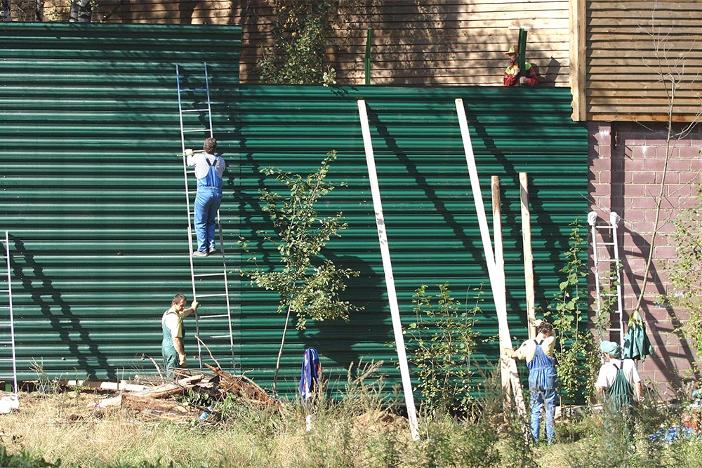 Если планируется глухой забор между участками, лучше оформить согласие соседа.
