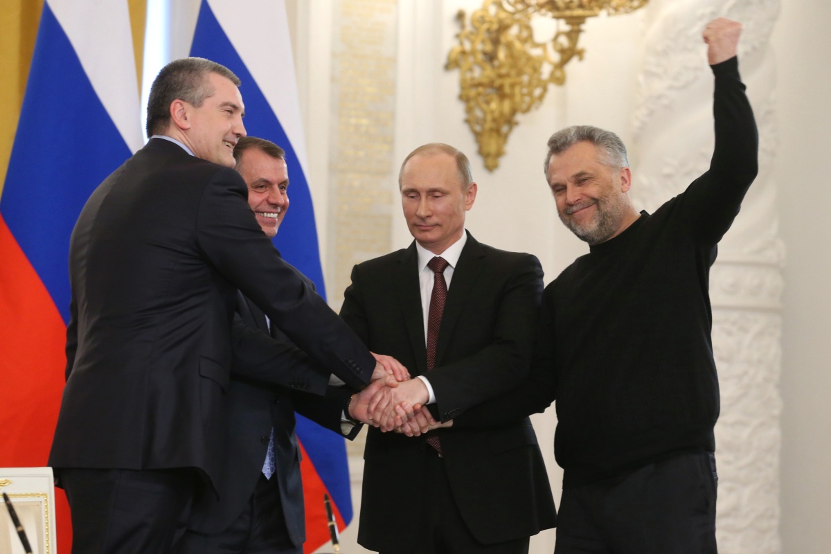 Алексей Чалый (справа) передал свой свитер музею в 2024 году.
