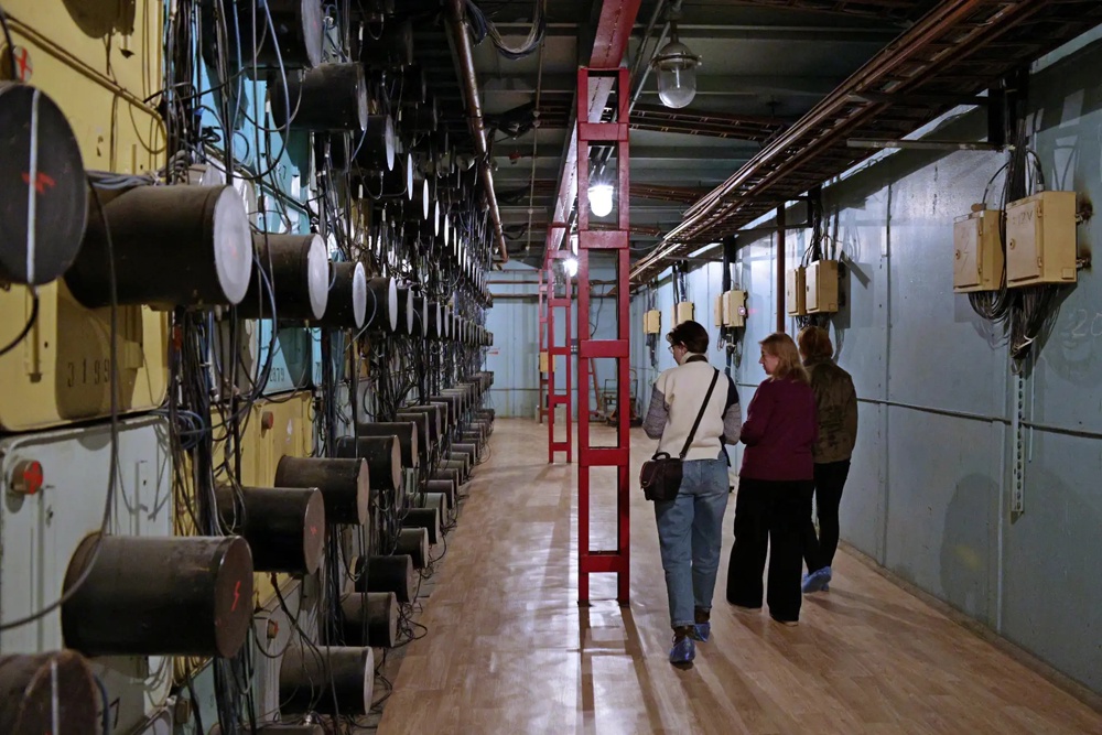 Сердце установки - баки детекторов, которые "ловят" пролетающие частицы и фотоэлектронные умножители, разработанные советскими инженерами. Они функционируют до сих пор