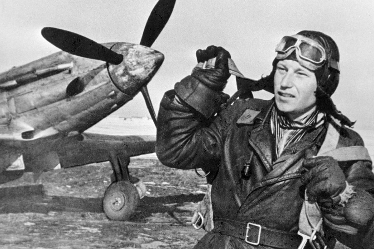 Летчик-истребитель, командир эскадрильи 16-го гвардейского истребительного авиационного полка Александр Покрышкин у боевого самолета МиГ-3. 1942