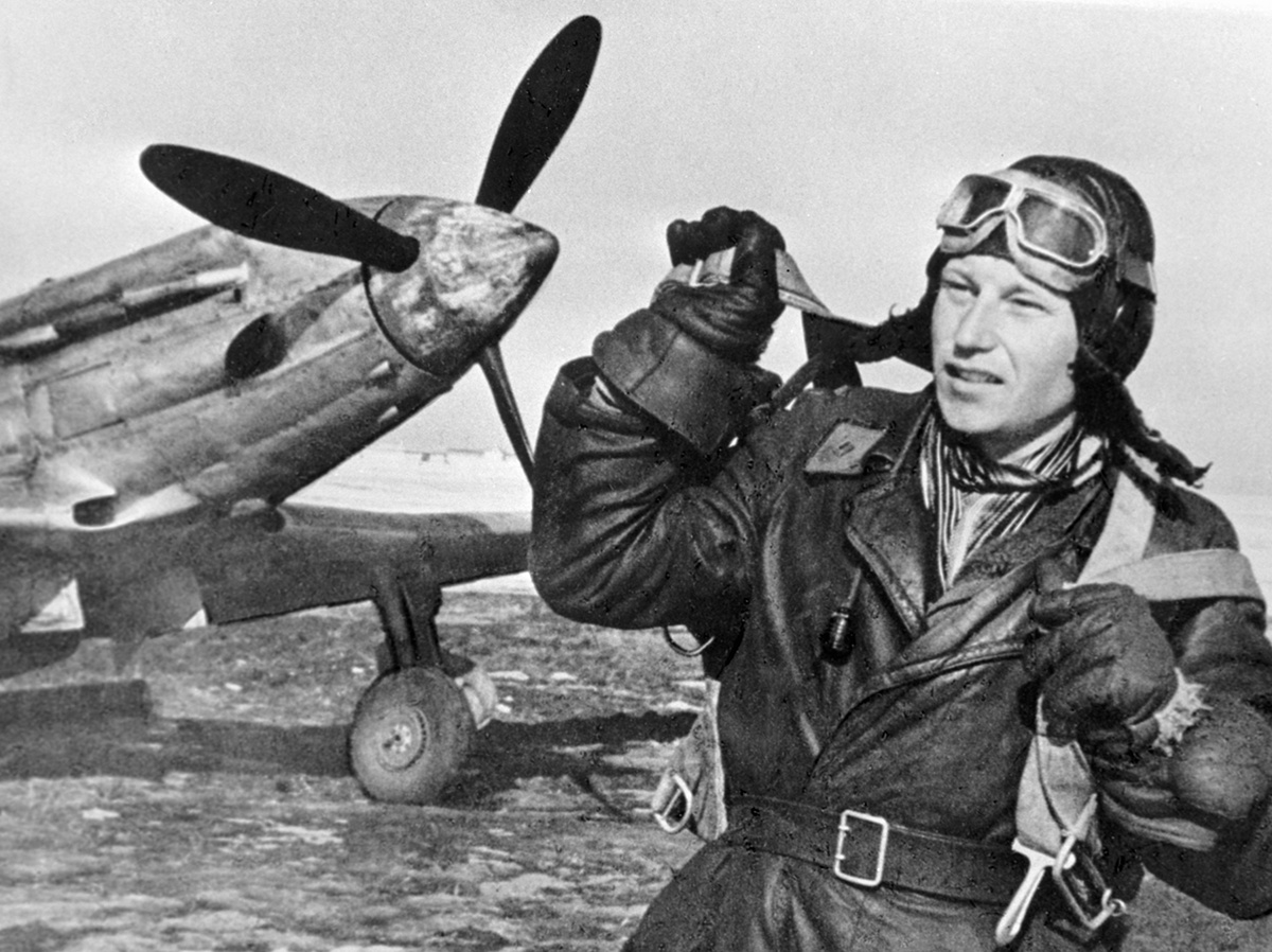 Летчик-истребитель, командир эскадрильи 16-го гвардейского истребительного авиационного полка Александр Покрышкин у боевого самолета МиГ-3. 1942 Летчик-истребитель, командир эскадрильи 16-го гвардейского истребительного авиационного полка Александр Покрышкин у боевого самолета МиГ-3. 1942