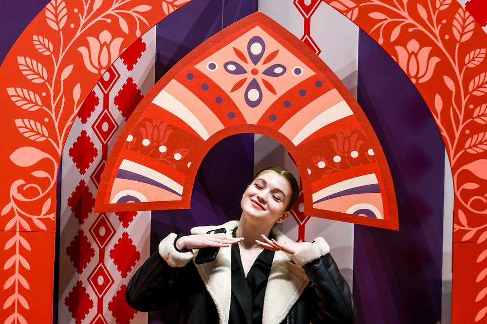 Взрослые посетители выставки охотно вспоминают любимые сказки из своего детства.