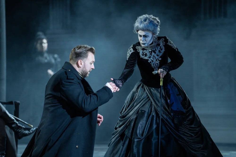 Здесь не Герман, а Пиковая дама, как гостья из загробного мира, манипулирует всеми героями этой истории.