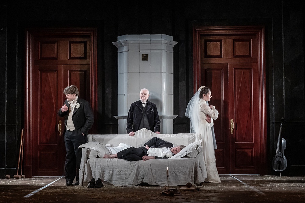 Что должно произойти, чтобы Иванов наконец нашел в себе решимость встать с дивана, - ключевой вопрос спектакля.