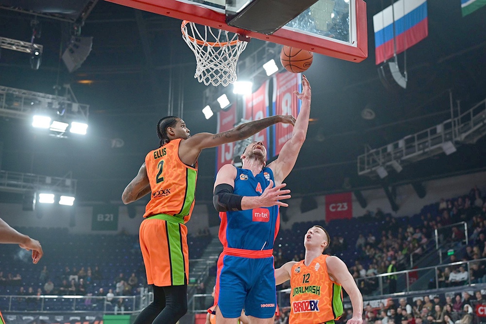 Американский центровой "Уралмаша" Октавиус Эллис (N 2) в матче с "Игокеа" накрыл четыре броска соперника.