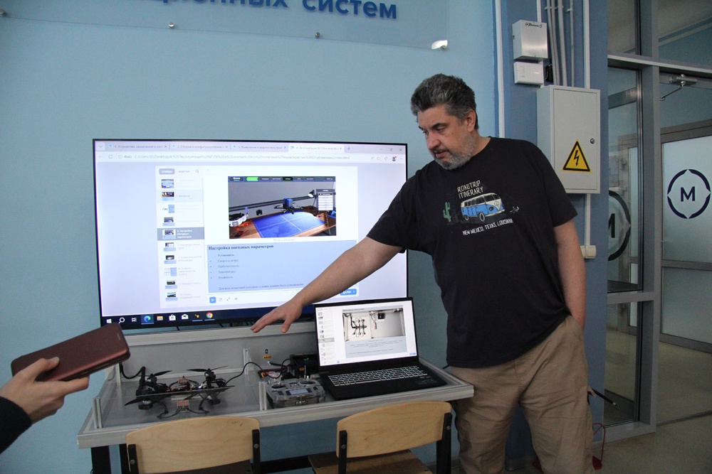 Программно-аппаратный комплекс состоит из центрального экрана и восьми учебных ноутбуков.