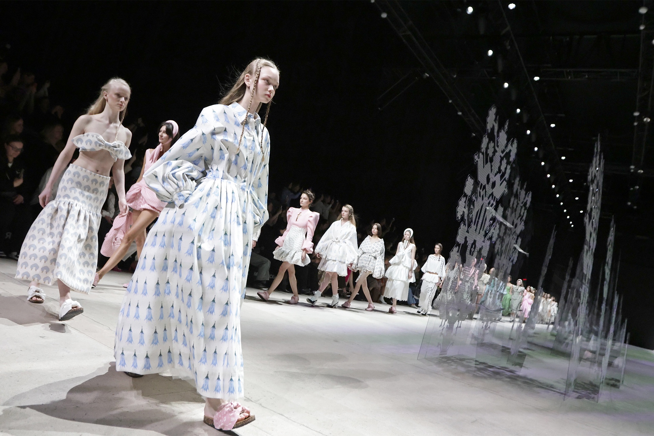 На показ дизайнера Алены Ахмадуллиной было невозможжно попасть. В работах она сделала ставку на русский код.