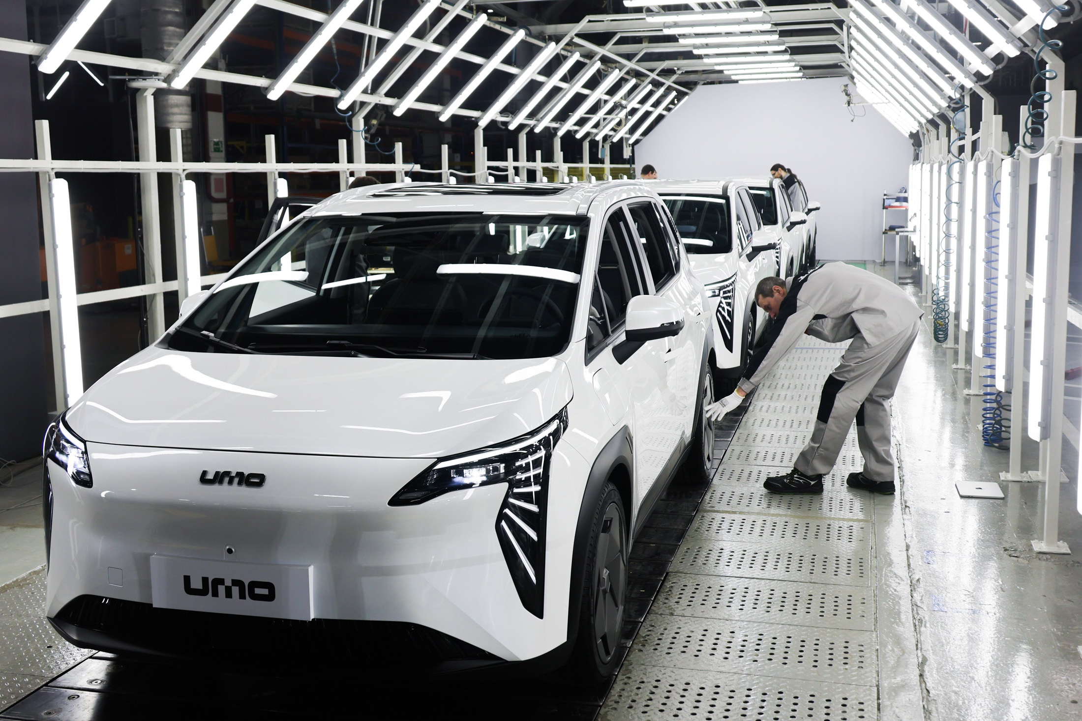 Первые машины уже сошли с конвейера. 