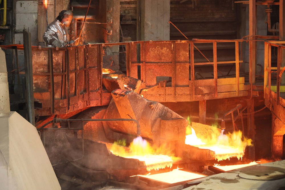 Несмотря на развитие технологий, условия труда в металлургии все еще остаются тяжелыми.