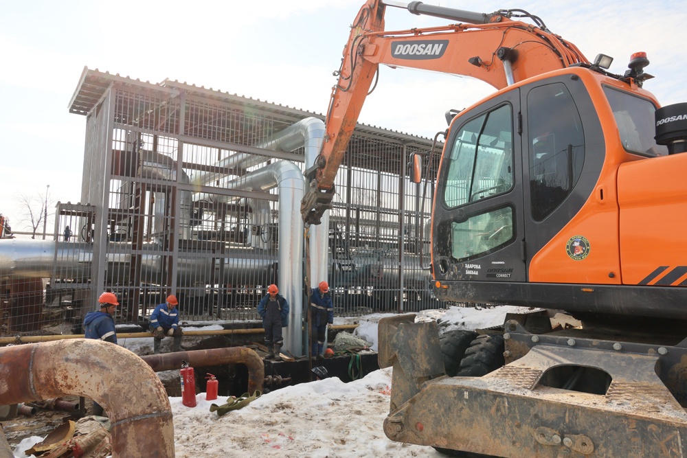 Стыковка действующей тепломагистрали с новым участком - очень непростой процесс, ведь изменилось и количество труб, и их диаметр.