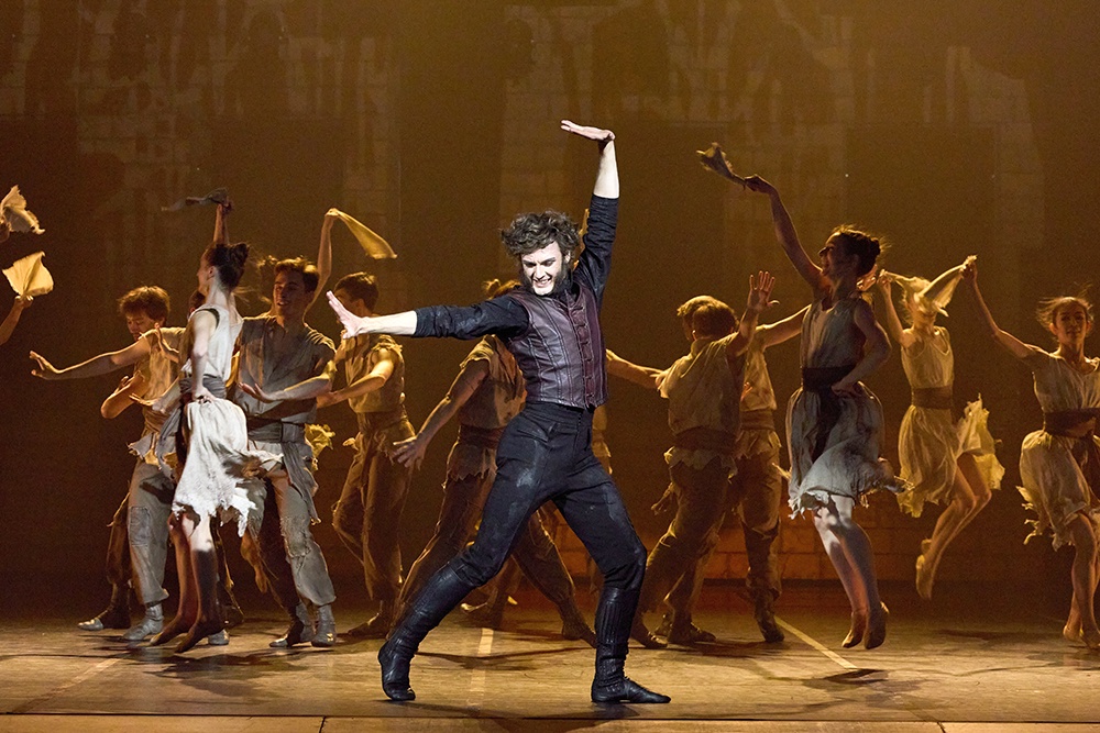 Спектакль визуально эффектен, хотя в региональном театре сложно добиться визуальных эффектов современных шоу.