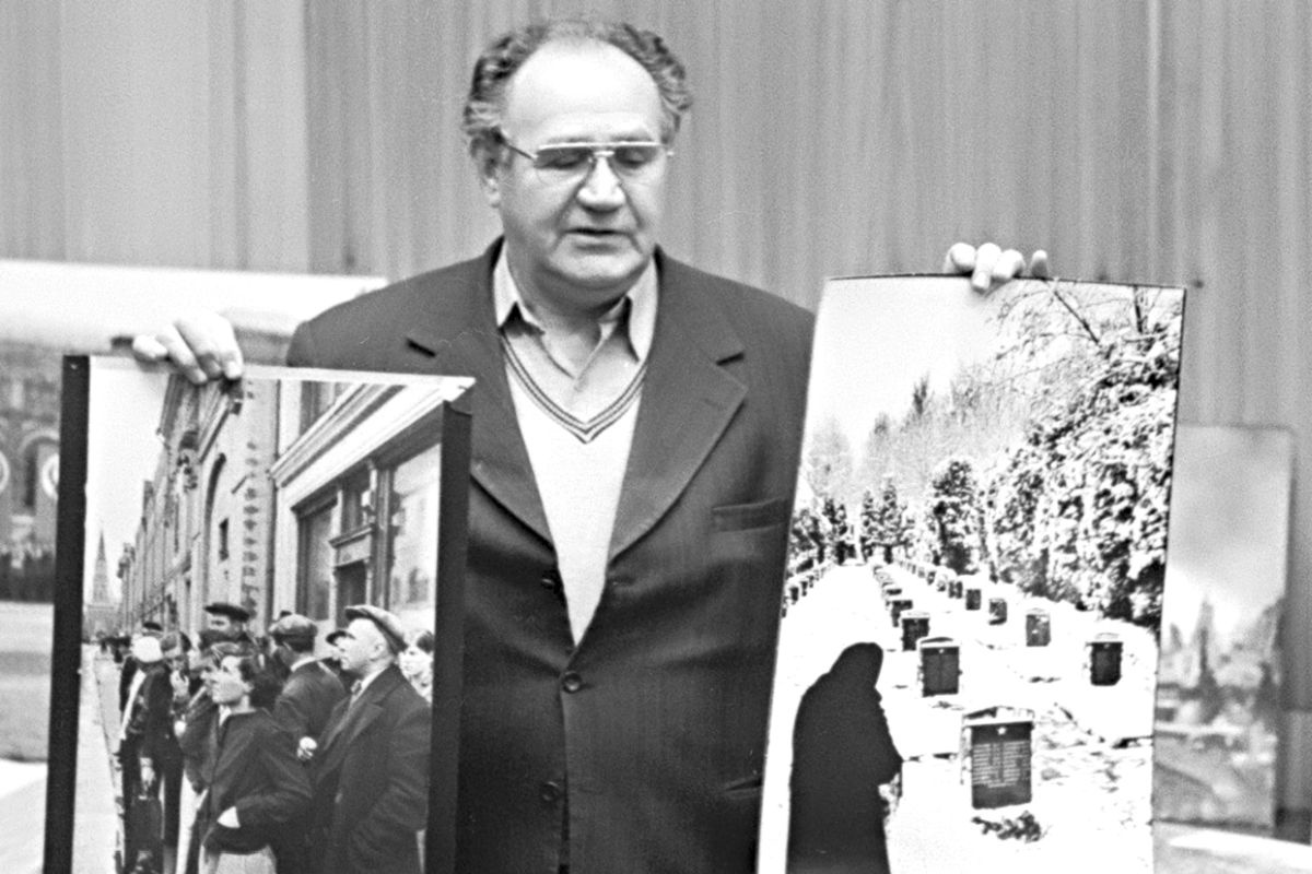 Е.А. Халдей на встрече с сотрудниками агентства "Фотохроники ТАСС". 1980 г.