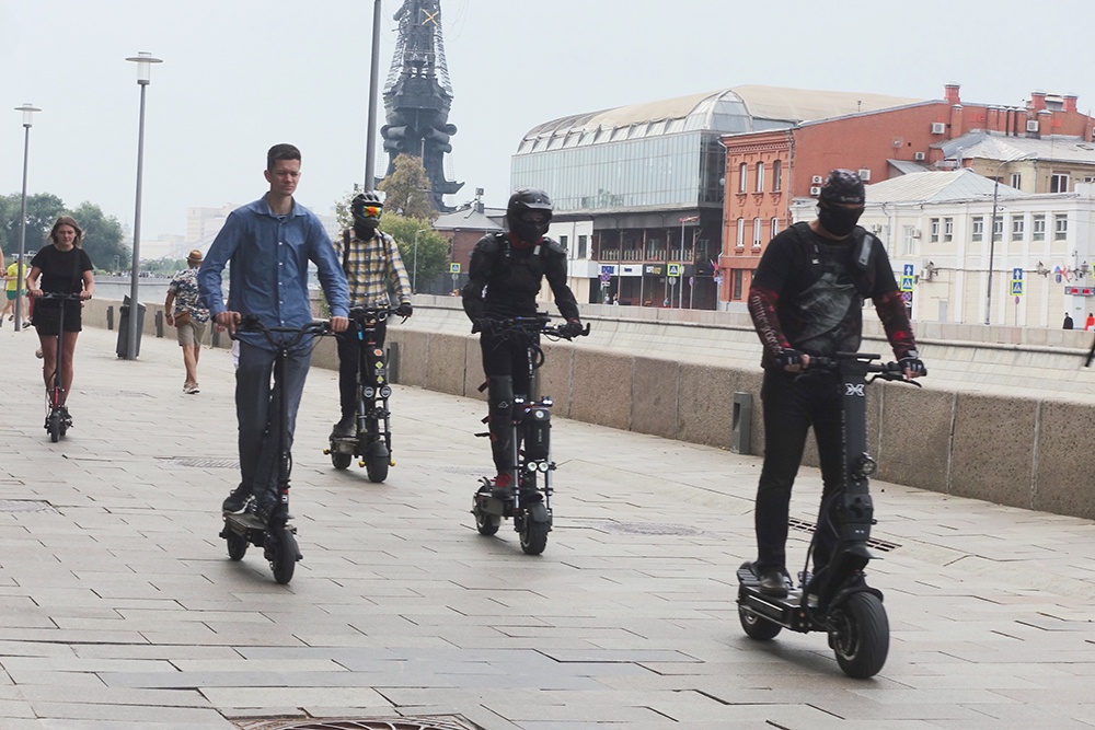 Арендные самокаты могут снижать скорость автоматически. Частников же пока никто не контролирует. 