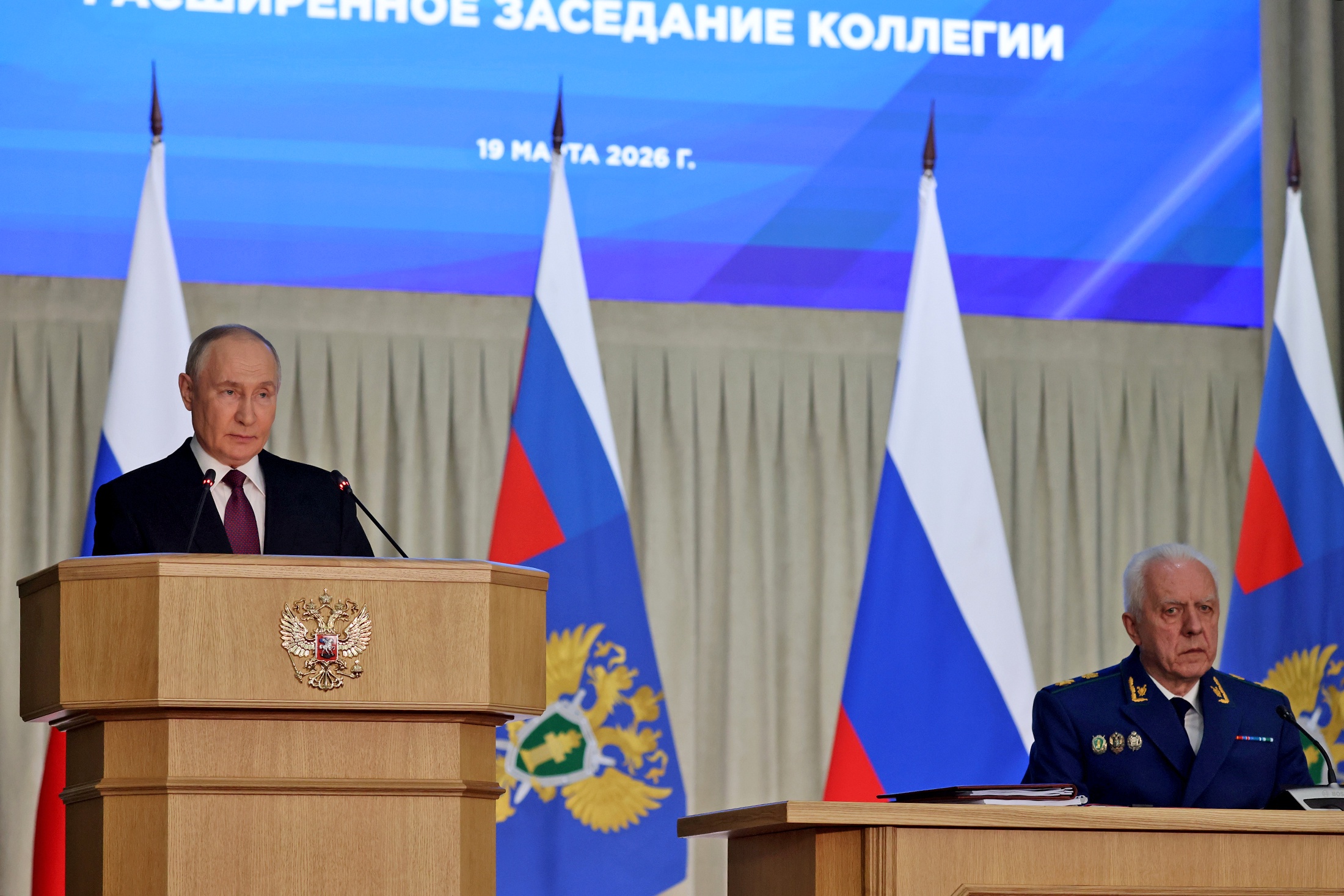 Владимир Путин призвал прокуроров контролировать расходование
средств на гособоронзаказ.