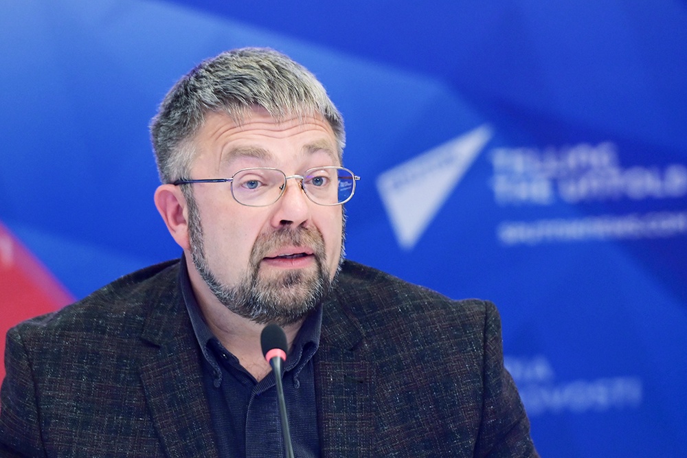 Поэт Максим Амелин.