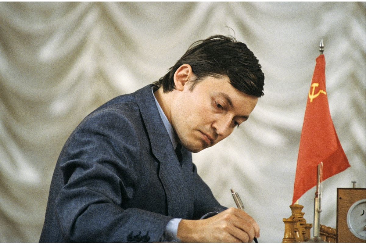 На Олимпиаде во Франции в 1974 году Карпову предложили не возвращаться в СССР. 