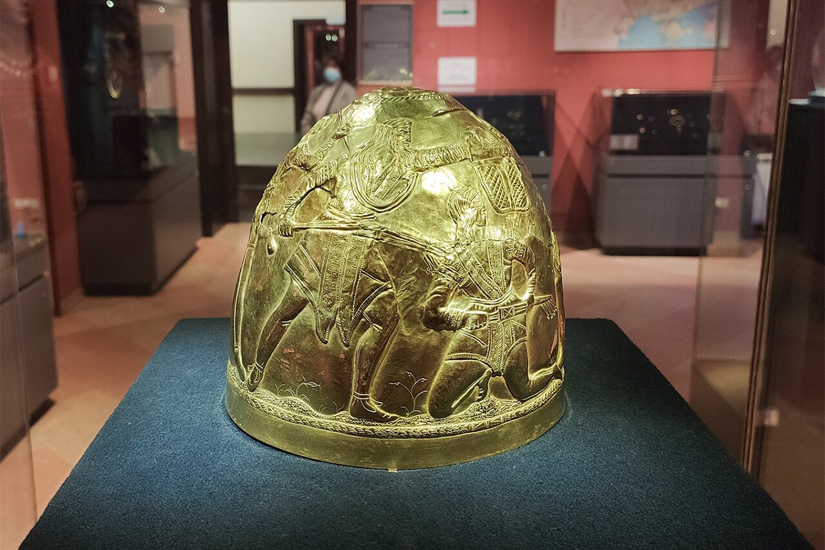 Скифский золотой шлем IV века до н. э., один из экспонатов, находившихся на выставке "Скифское золото" в Амстердаме. Возвращен на Украину.