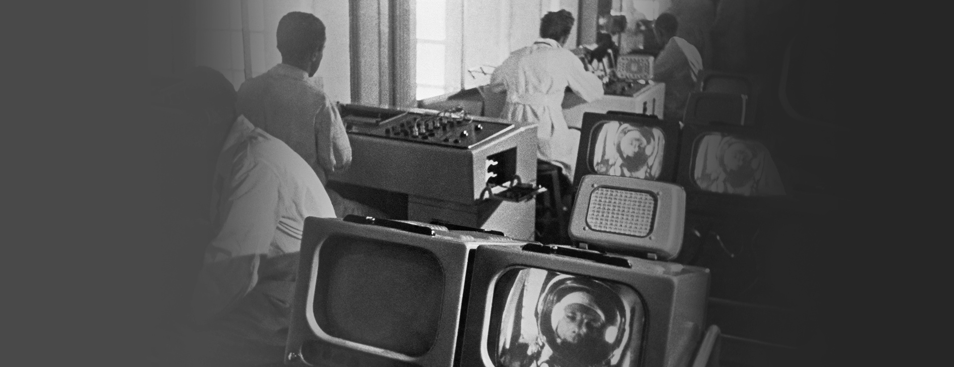 Научные сотрудники в здании первого ЦУП рассчитывают траекторию полета Юрия Гагарина. Научные сотрудники в здании первого ЦУП рассчитывают траекторию полета Юрия Гагарина.
