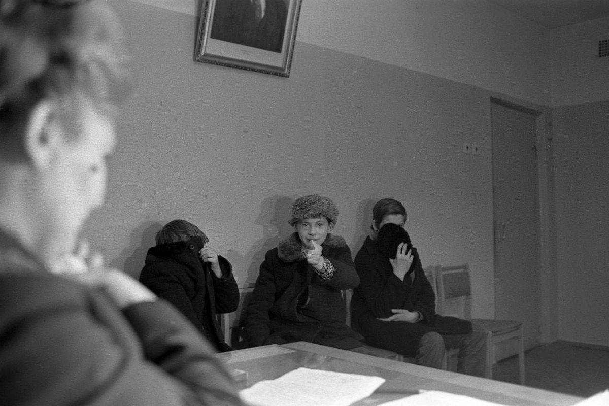 В СССР с 1964 года работали учебно-воспитательные учреждения закрытого типа для воспитания и исправления несовершеннолетних. На фото: Инспектор детской комнаты милиции беседует с подростками, задержанными за драку. В СССР с 1964 года работали учебно-воспитательные учреждения закрытого типа для воспитания и исправления несовершеннолетних. На фото: Инспектор детской комнаты милиции беседует с подростками, задержанными за драку.