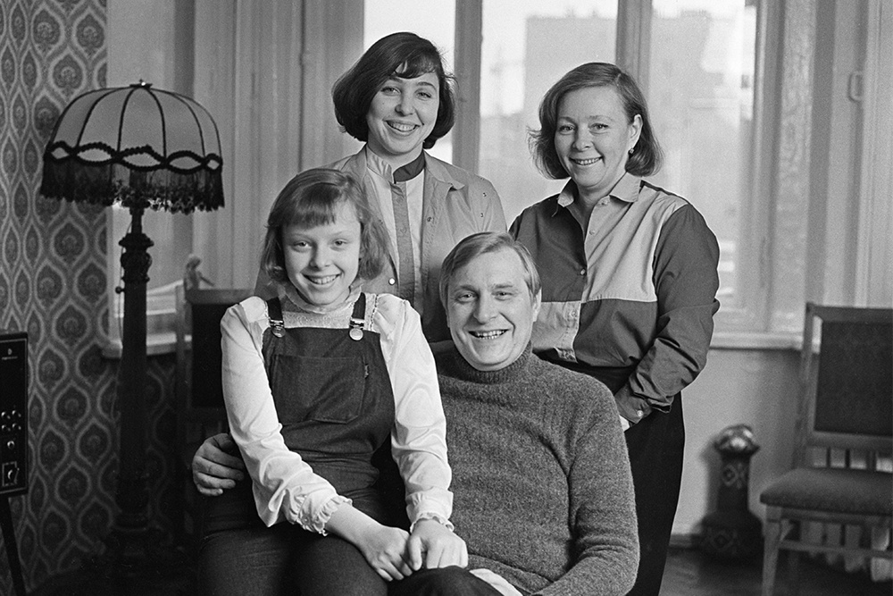 Народный артист СССР Олег Валерианович Басилашвили, его супруга Галина Евгеньевна Мшанская (справа на втором плане) и дочери: Ксения (на первом плане) и Ольга. Точная дата съемки не установлена. Народный артист СССР Олег Валерианович Басилашвили, его супруга Галина Евгеньевна Мшанская (справа на втором плане) и дочери: Ксения (на первом плане) и Ольга. Точная дата съемки не установлена.