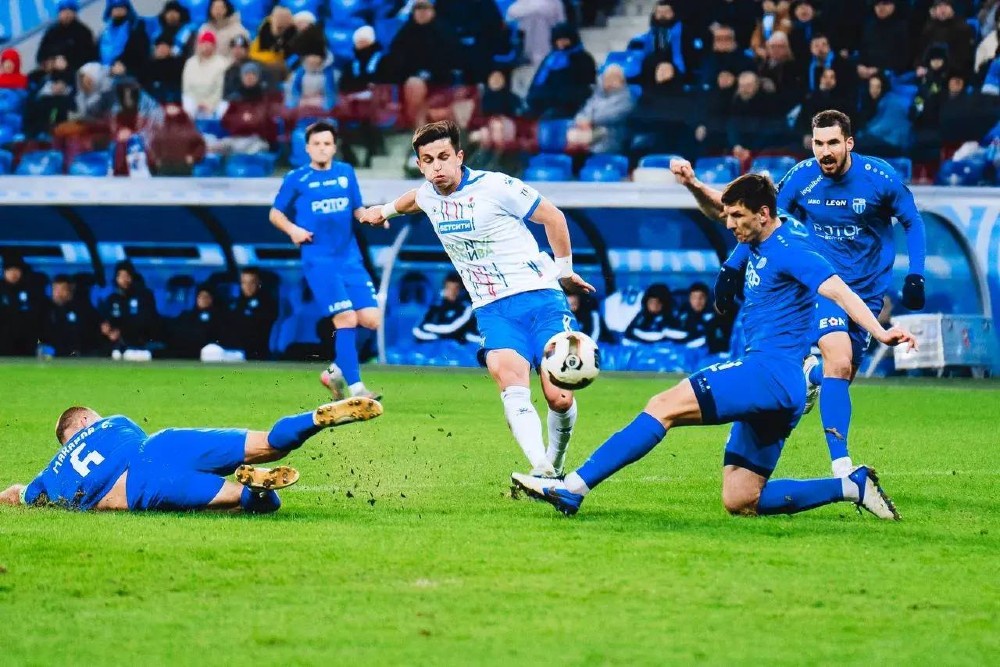 Волгоградский "Ротор" прервал шестиматчевую победную серию воронежского "Факела". Момент матча между ФК "Факел" (Воронеж) и ФК "Ротор" (Волгоград).