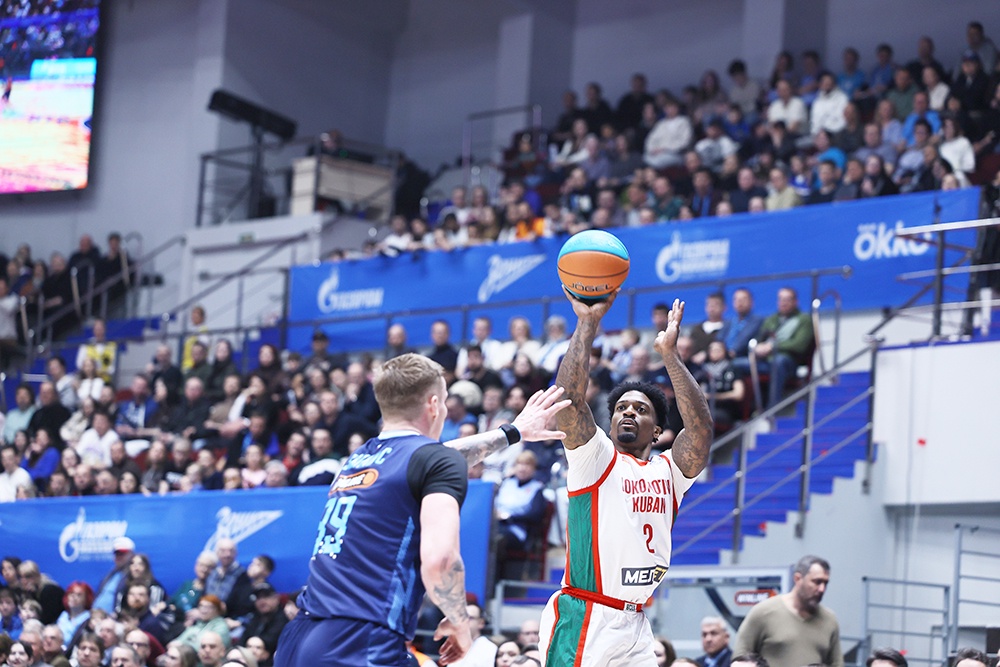 Американский "железнодорожник" Патрик Миллер  (справа) в матче с "Зенитом" набрал 15 очков.