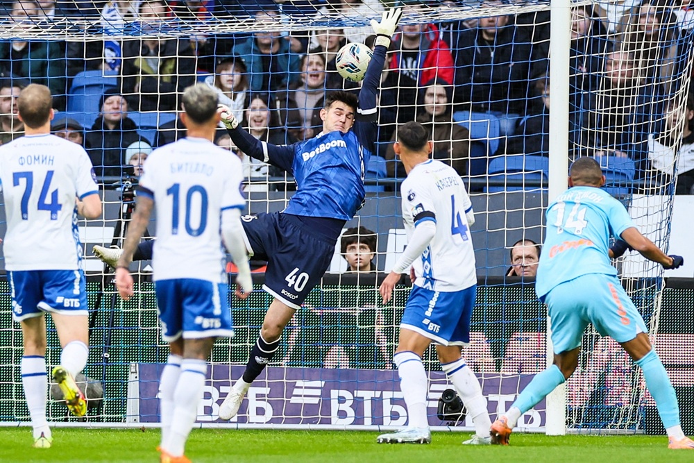 Первый мяч в игре эффектным ударом головой забил зенитовский бразилец Джон Джон./Сергей Савостьянов.